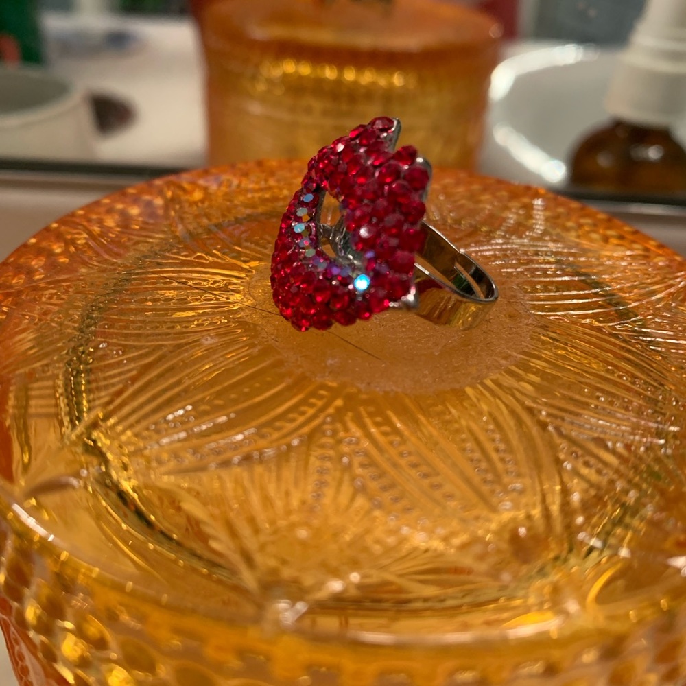 Lips shaped adjustable ring